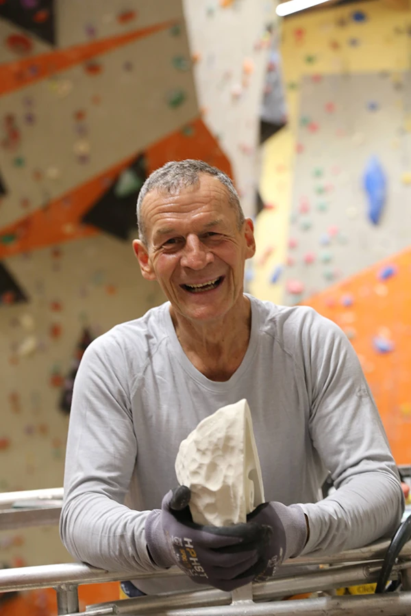 Andreas mit Klettergriff beim Routenbau